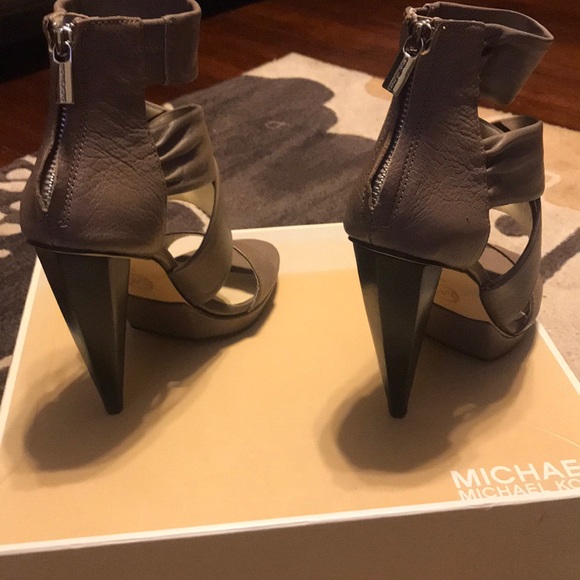 Michael Kors zip back - Picture 6 of 8